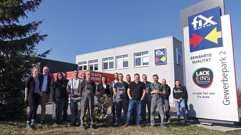 Geschäftsführerin Anett Pattusch (Mitte) und ihr Team haben sich dem Fix-Auto-Franchisenetz angeschlossen, bleiben aber die Lack Eins GmbH. Links: Lisa Möckel und Christoph Rosemeier von Fix Auto Deutschland.