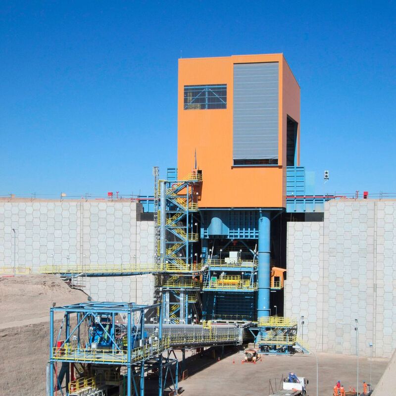 Das Bild zeigt eine von Thyssen Krupp Industrial Solutions gelieferte semimobile Brechanlage in der Mine „Mina Ministro Hales“ des Bergbauunternehmens Codelco in Chile.