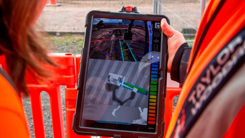 Informationen zur Maschine und ihrer Umgebung werden von Kameras und Sensoren erfasst und den Bedienern auf einem Tablet angezeigt. (Bild: Gravis Robotics)