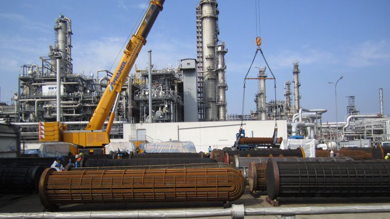 Improved product yield of DEA2 and RD4 plant: The Pörner Group was also responsible for coordinating the washing areas, where the dismantled plant components were cleaned, inspected and repaired if necessary. With water of 1,200 bar pressure, the deposits of six years were blasted away. (Pörner Group)