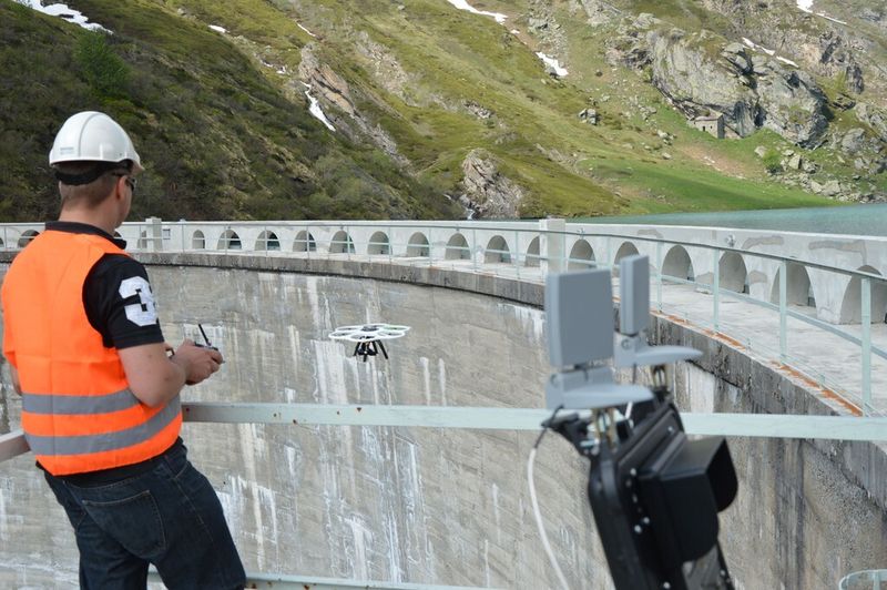 Flugroboter von Aibotix mit automatisiertem Start- und Lande-Prozess erleichtert die Steuerung. (Aibotix)