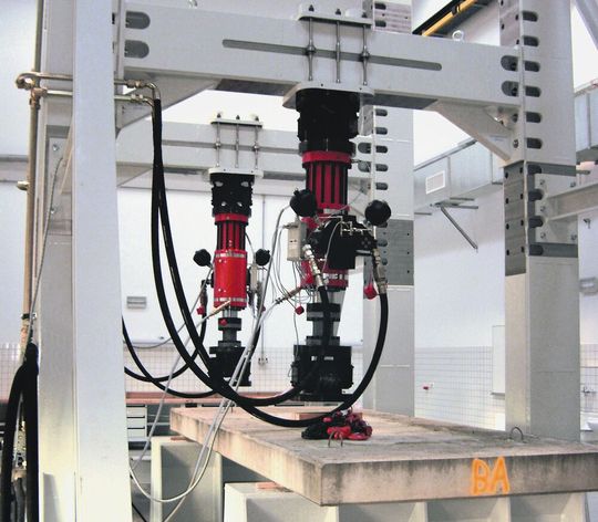 Die Kräfte dieser hydraulischen Prüfmaschine sind präzise zu regeln und zu messen. Die Kräfte dieser hydraulischen Prüfmaschine sind präzise zu regeln und zu messen.