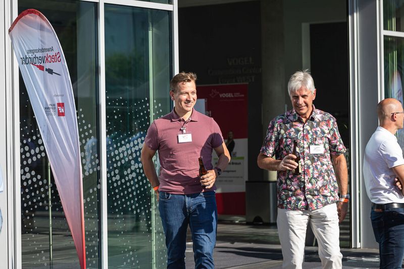 Steckverbinderkongress 2022: Das Get together am 4. Juli 2022 und die Abendveranstaltung am 5. Juli 2022 auf dem Vogel-Campus boten viele Gelegenheiten sich in entspannter Atmosphäre auszutauschen und zu netzwerken. Schon so manches Projekt nahm hier seinen Anfang. (Bild: Elektronikpraxis)
