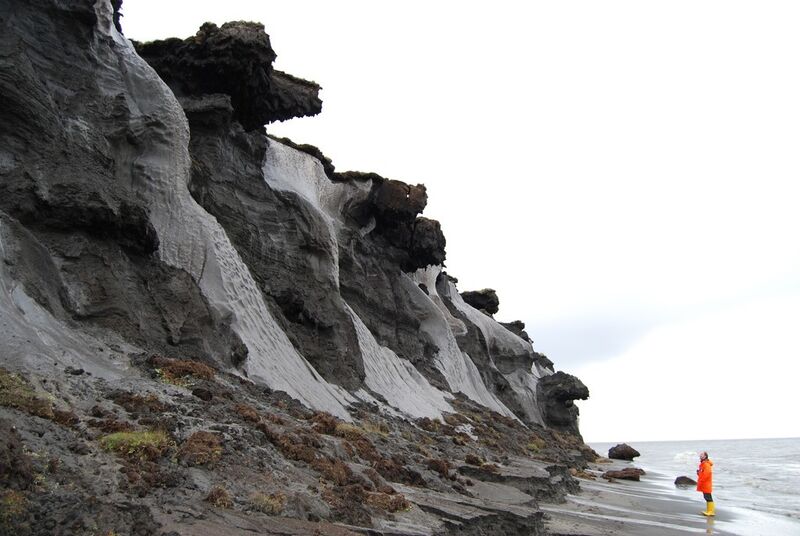 Die Insel Muostakh, die vor der Küste Sibiriens in der Laptevsee liegt, verliert durch Erosion an Fläche und Masse. Da der Boden hier sehr eishaltig ist, ist er sehr anfällig gegenüber steigenden Temperaturen. (Bild: Alfred-Wegener-Institut/Thomas Opel)