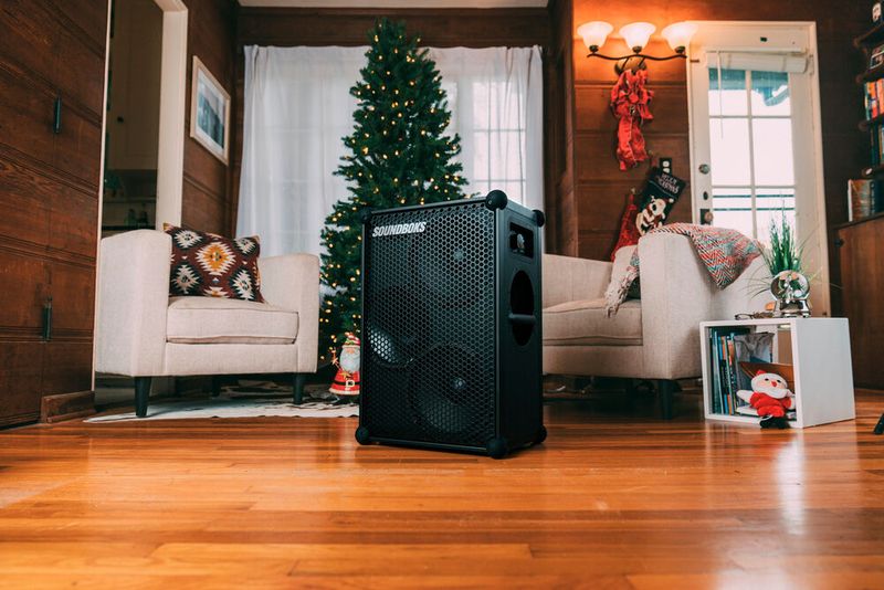 Die SOUNDBOKS 3 – hinter der das gleichnamige Start-up aus Kopenhagen steht – ist ein Bluetooth-Performance-Speaker und bringt es mit ganzen 126dB auf die Lautstärke eines startenden Fliegers. Aber auch ohne die Lautstärke komplett auszureizen (und sich damit wahrscheinlich unbeliebt bei der Nachbarschaft zu machen), liefert er einen guten Sound. Die Akkulaufzeit beträgt bis zu 40 Stunden. Außerdem ist der Lautsprecher vor Staub und Spritzwasser geschützt. Bei www.soundboks.com kostet er 899 Euro.  (Bild: Soundboks)