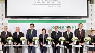 Feierliche Eröffnung der Erweiterung des Werkes in Wooster mit Bruce G. Warmbold, Regional CEO Americas; Woosters Bürgermeister Bob Breneman; Klaus Rosenfeld, Vorsitzender des Vorstands der Schaeffler AG; Vize-Gouverneurin Mary Taylor; Georg F. W. Schaeffler, Aufsichtsratsvorsitzender der Schaeffler AG; Matthias Zink, Vorstand Automotive; Oliver Jung, Vorstand Produktion, Logistik und Einkauf; Shelly Flint, Personalvorstand Transmission Systems & Automotive Aftermarket (von links). (Schaeffler)