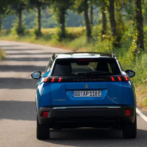 Zu erkennen ist der Peugeot E-2008 am fehlenden Auspuff.(Bild:  Peugeot/Markus Heimbach)