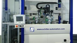 Handhabung vom Feinsten:  Anlage zum Brechen von Keramiksubstraten, die über Magazine zugeführt werden. Bilder: Schiller Automation (Archiv: Vogel Business Media)