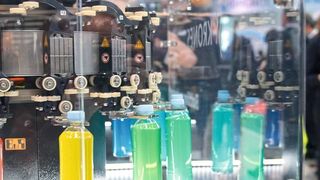 Vernetzte Maschinen und Prozesse sind ohne Software nicht möglich. Künstliche Intelligenz kann bestehende Lösungen zudem erweitern. (Deutsche Messe)