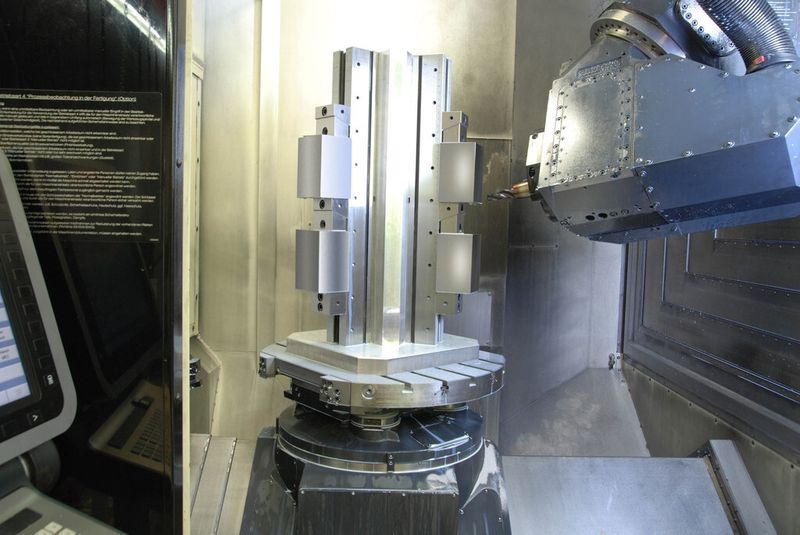 Kollisionsgefahr gebannt: Der Aufspannturm bietet genügend Freiraum für den Bearbeitungskopf. (Bild: Röhm, Applikation Fleischer)