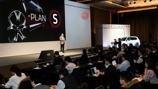 Kia-CEO Han-Woo Park bei der Vorstellung des „Plan S“. (Kia)