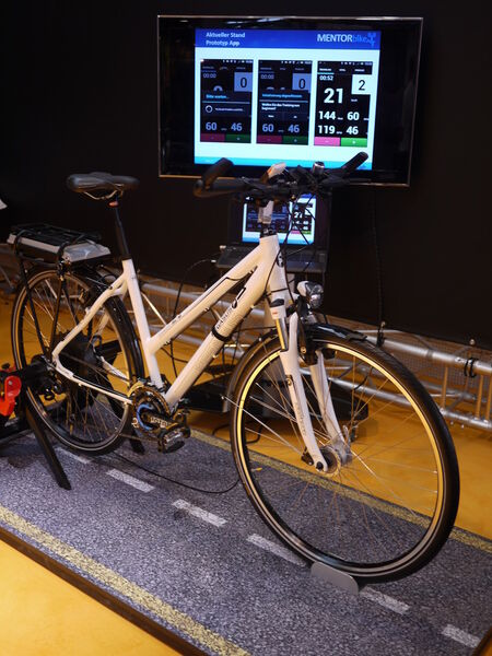Das Smartphone am Fahrradlenker sammelt die übertragenen Vitalparameter wie Puls und Atemfrequenz sowie die physikalischen Daten. (Fraunhofer IIS)