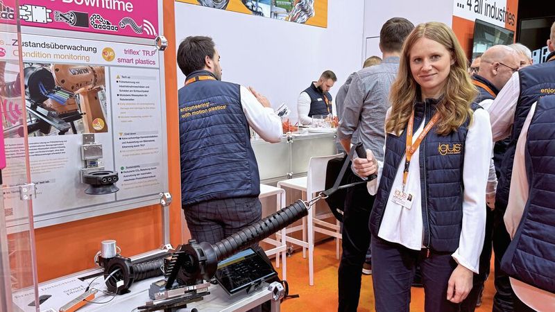Igus TR.P: PR-Managerin Anja Görtz-Olscher demonstriert den Zugkraftsensor am Messestand. (Bild: Manuel Christa)