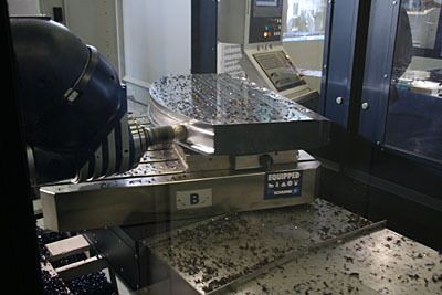 Drehfräsen eines Werkstücks aus C40 auf dem Universal-Bett-Fräs- und Bohrcenter TA-25 D mit Rundtisch. (Archiv: Vogel Business Media)