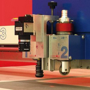 Bild 1: Kamera der Eckelmann-Bildverarbeitungslösung an der Lasercomb-Musterschneideanlage.