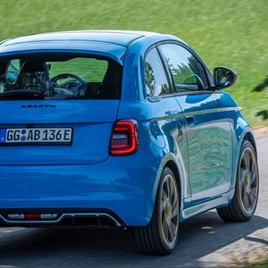 Kurvige Landstraßen machen im E-Abarth am meisten Spaß.(Bild:  FCA/Abarth)