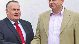 Wollen mit der LCM-Display-Plattform Anwendern bei der Implementierung kundenspezifischer grafischer Anzeigen Zeit und Kosten zu sparen (v.l): Rolf Aschhoff, Director Sales & Marketing SE Spezial-Electronic und Dr. Hansjürgen Dreuth, Geschäftsführer der Firma Simplify Technologies. (Bild: SE Spezial-Electronic)