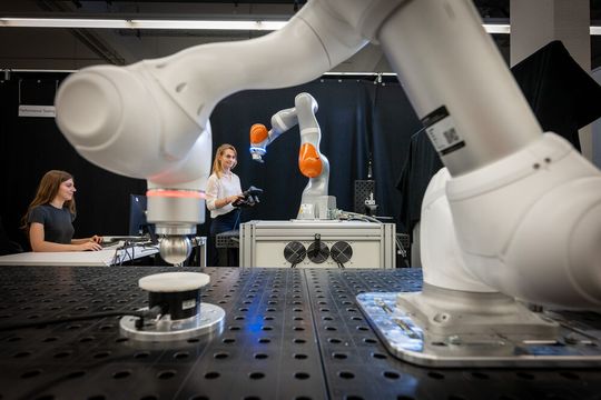 Am MIRMI der TU München will man eine Art Gütesiegel schaffen, durch das Robotersysteme in Zukunft in sensible und weniger sensible Typen eingeteilt werden können. Das soll unter anderem dabei helfen, das Einsatzgebiet eines Robotersystems zielgerichteter auszuwählen ...(Bild:  A. Heddergott / TUM)