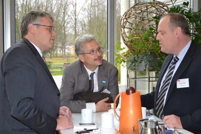 von links: Dr. Andreas Wernsdörfer, Dr. Joachim Birk (beide BASF), und Eckard Eberle (Siemens) (Bilder: M. Henig, J. Nellen / PROCESS) (Archiv: Vogel Business Media)