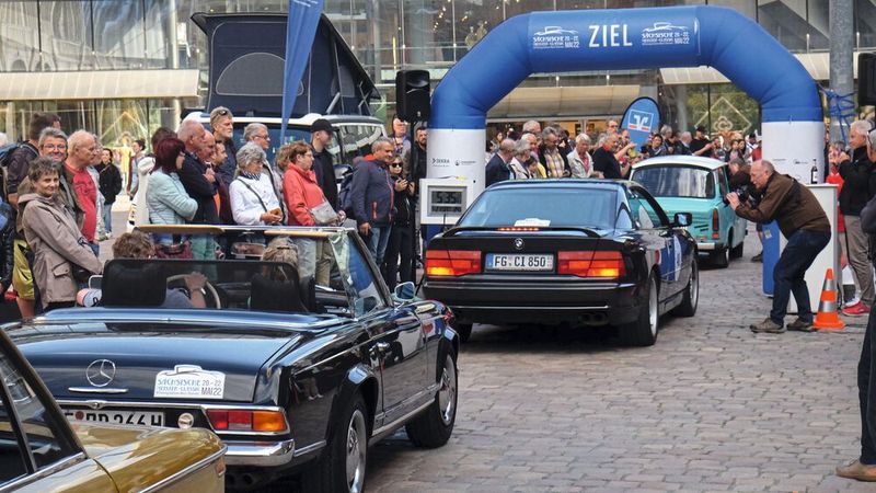 Am Ziel angekommen und von den Fans umlagert: die Fahrzeugklassiker aus acht Jahrzehnten.  (Bild: Zietz/»kfz-betrieb«)