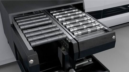Chaîne de cadençage réglable avec garnitures prismatiques pour jusqu'à 50 pièces. Chaîne de cadençage réglable avec garnitures prismatiques pour jusqu'à 50 pièces.