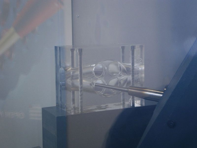 5-Achs-Simultanbearbeitung auf einer FT 4000: Einlasskanalsystem mit kollisionsgeprüfter Hinterschnittbearbeitung. Hier der Lollipop-Kugelfräser bei der Arbeit. (Königsreuther) (Archiv: Vogel Business Media)