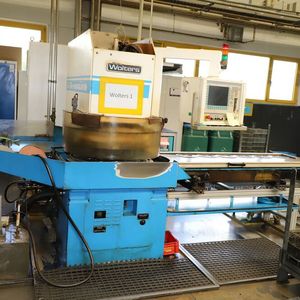Kommen wir zu den Schleifmaschinen, die bei Surplex unter den Hammer kommen. Da wäre zunächst eine Wolters AC 700 F; eine CNC-Planschleifmaschine ...(Bild:  Surplex)