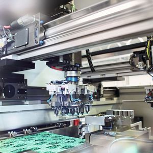 Die flexiblen Nutzentrenner von Schunk Electronic Solutions trennen durch Fräsen, Sägen oder durch High–Speed-Laserbearbeitung - stressarm, wirtschaftlich und ohne Beschädigung der Bauelemente.(Bild:  Schunk SE & Co. KG)