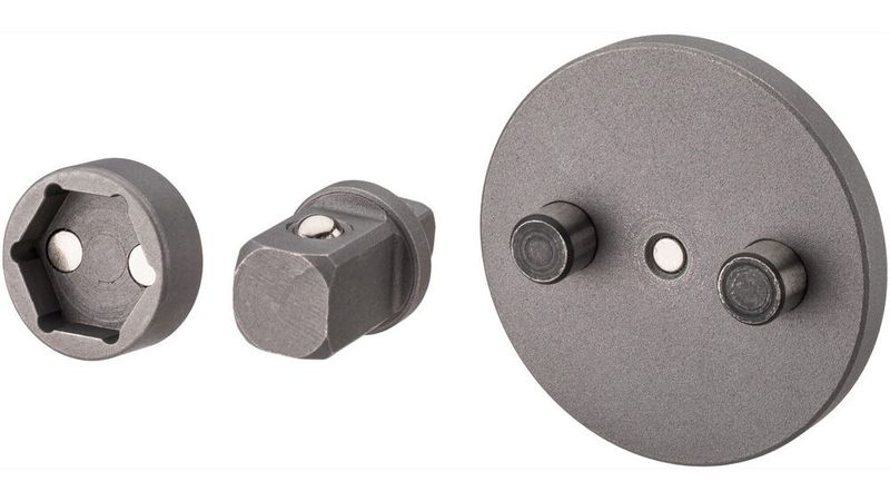 Dank verschiedener Adaptersätze, die optional erhältlich sind, lässt sich das Gerät bei vielen Modellen der unterschiedlichsten Hersteller einsetzen. (Bild: Hazet)