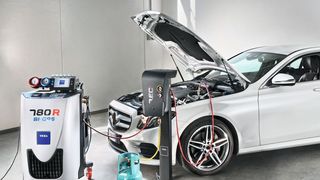 Mithilfe einer separaten Absaugeinheit können Werkstätten verunreinigtes Kältemittel aus Fahrzeugen absaugen – und zwar ohne dass sie dabei ihre Klimaservicestation kontaminieren. (Bild: Texa)