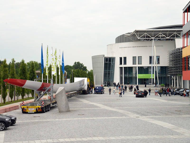 Ein Rotorblatt der neuesten Generation von General Electrics besucht den Campus Garching anlässlich eines wissenschaftlichen Symposiums zum Thema Windkraft. (Andreas Heddergott / TUM)
