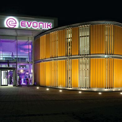 Evonik will bis 2029 weltweit 3200 Stellen abbauen, davon 2150 in Deutschland. Betriebsbedingte Kündigungen sind dabei nicht vorgesehen. (Bild: Evonik Industries)