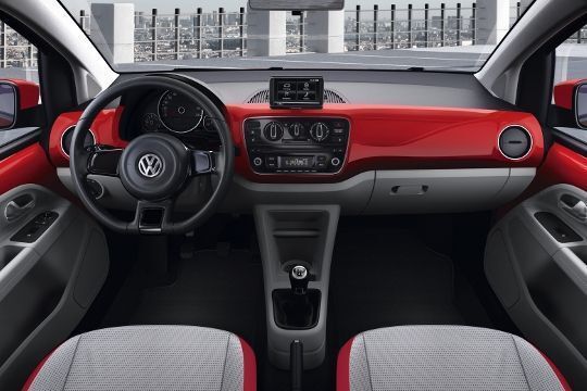 Hübscher Arbeitsplatz: Sachlich-funktional aber farbig - so präsentiert sich das Cockpit des neuen VW-Minis. (VW)