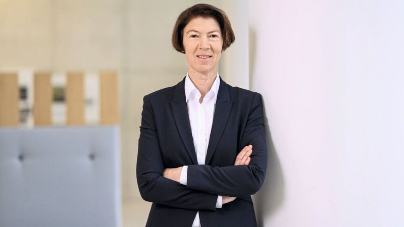 Neue Leiterin bei Bosch Digital: Zum 1.1.2023 hat Ulrike Hetzel den Vorsitz des Bereichsvorstands der neuen Einheit Bosch Digital übernommen. Die Bauingenieurin und Betriebswirtin verantwortet in dieser Funktion den weltweiten IT-Servicebereich und unterstützt die Digitalisierung der Geschäftsbereiche mit technischen, IT- und digitalen Services. Sie war bereits von 2015 bis 2020 für Bosch tätig. (Bild: Bosch)