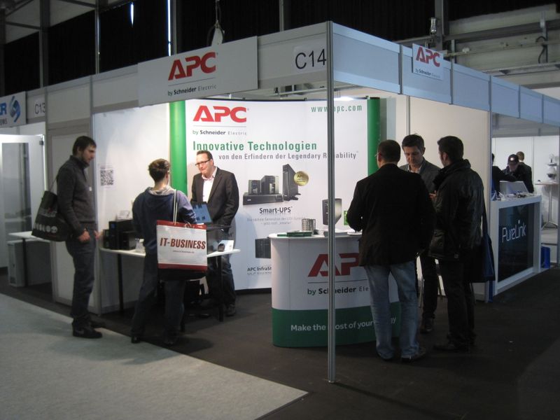 Stefan Knerrich (l.) und Dieter Rahe (beide APC by Schneider Electric) hatten immer interessierte Besucher am Stand. (Bild: IT-BUSINESS)