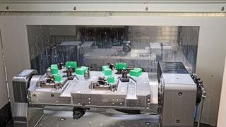 Der pL Lehmann-Drehtisch EA-507 schwenkt die von Mull entwickelte Spannvorrichtung mit ihren vier Nestern. Die Bauteile dürfen leider nicht gezeigt werden. (pL Lehmann)