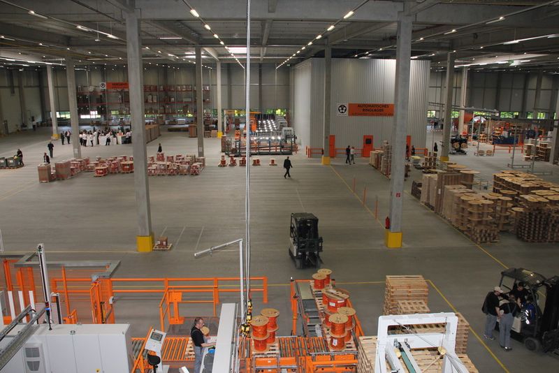 Blick in die Halle 1 mit automatischem Ringelager (rechts hinten) des Dienstleistungs- und Logistikzentrums von Lapp  Kabel, das aus drei Hallen mit einer Gesamtfläche von ingesamt 30.000 m² besteht. (Bild: Schäfer)
