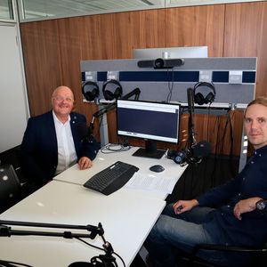 „Unsere Erfahrung ist, dass zu einem frühen Zeitpunkt gefragt wird, was für den jeweiligen Prozess für ein Funktionalität gefordert ist...“ Jens Hundrieser (links) im Gespräch mit PROCESS-Redakteur Dominik Stephan(Bild:  PROCESS / Kempf)