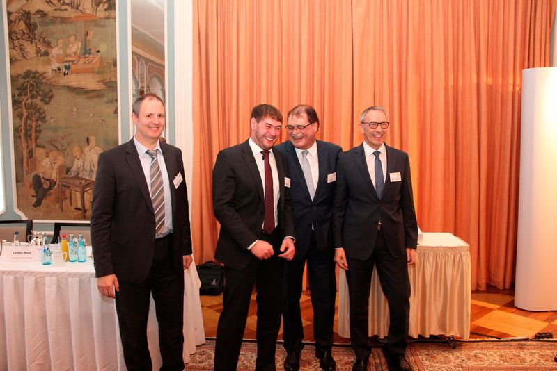 Hatten viel Spaß auf der Jahrespressekonferenz des Fachverbands Präzisionswerkzeuge im VDMA: v.l. Markus Heseding, Geschäftsführer Fachverband Präszisionswerkzeuge, Marco Schülken, Vorsitzender VDMA Werkzeugbau, Schülken Form GmbH, Lothar Horn, Vorsitzender VDMA Präzisionswerkzeuge, Vorsitzender der Fachabteilung Wendeschneidplatten, Paul Horn GmbH und Hans-Joachim Molka, stellvertretender Vorsitzender der VDMA Präszisionswerkzeuge. (Bild: Sonnenberg)