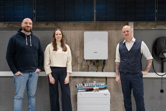 Johnny Junghans, Head of Sales, und Theresa von Rennenberg, Sustainability Manager (beide Forto, v.l.), und Steffen Reckert, VP Logistics bei Enpal, arbeiten künftig zusammen.(Bild:  Forto/Enpal)