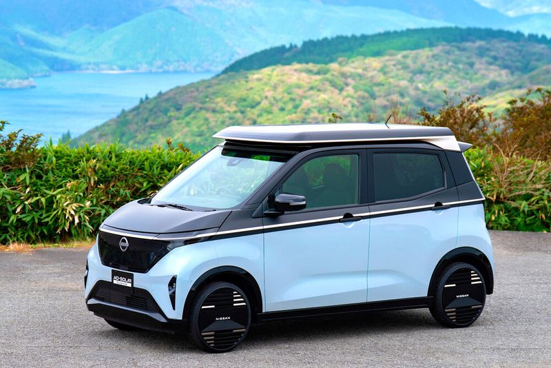 Während der Fahrt liefert das Modul auf der Dachbox bis zu 300 Watt. (Bild: Nissan)