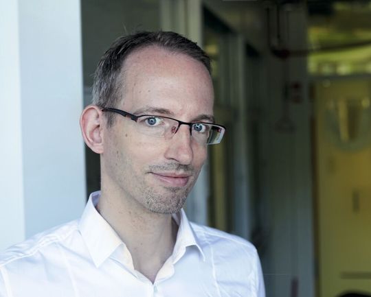 Prof. Marcus Scheele vom Institut für Physikalische und Theoretische Chemie (Bild:  F. Albrecht/Universität Tübingen)