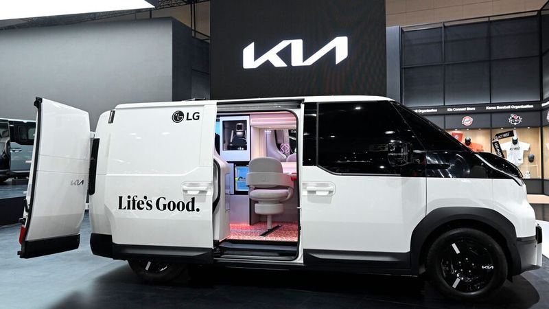 Auch einen vielseitig für Gewerbetreibende nutzbaren Ausbau des seriennahen PV5 hatten die Koreaner im Mailand-Gepäck dabei. (Bild: Kia)