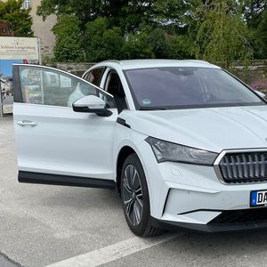 Auch von vorne wirkt der Enyaq eher geschmeidig.(Bild:  Grimm – VCG)