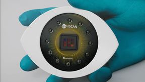 Der Vitalsensor goVISCAN: Mittig sitzt die Multispektralkamera mit einem 3x3-Mikrolinsenarray, das die spektralen Bänder erfasst. Kreisförmig herum sind LEDs verbaut, die die Messszene beleuchten (Bild: © Fraunhofer IOF)