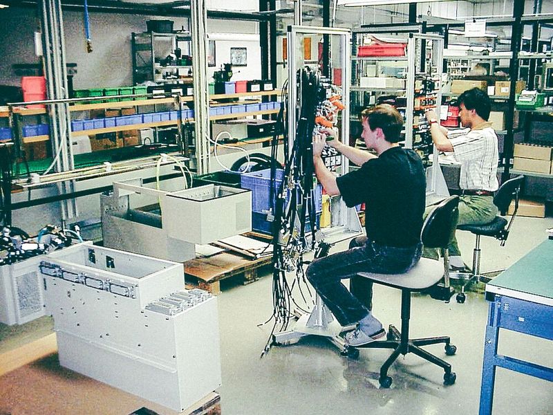 In den 1990er-Jahren erweiterten sich die Fertigungskompetenzen in der Elektronik auf komplexe Gerätemontagen und Systembau. (Bild: Incap)