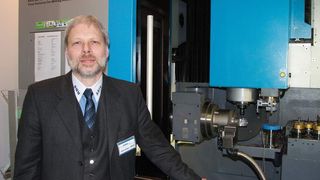 Was man zum Fräsen nicht braucht, wurde einfach weggelassen. Folglich kann Björn Müller mit der BMM 80 Lohnfertigern ein vollautomatisches Fertigungssystem anbieten, mit dem sich kleine und mittlere Losgrößen von Frästeilen bis zu einem Durchmesser von 200 mm von allen Seiten kostengünstig fertigen lassen. (Archiv: Vogel Business Media)