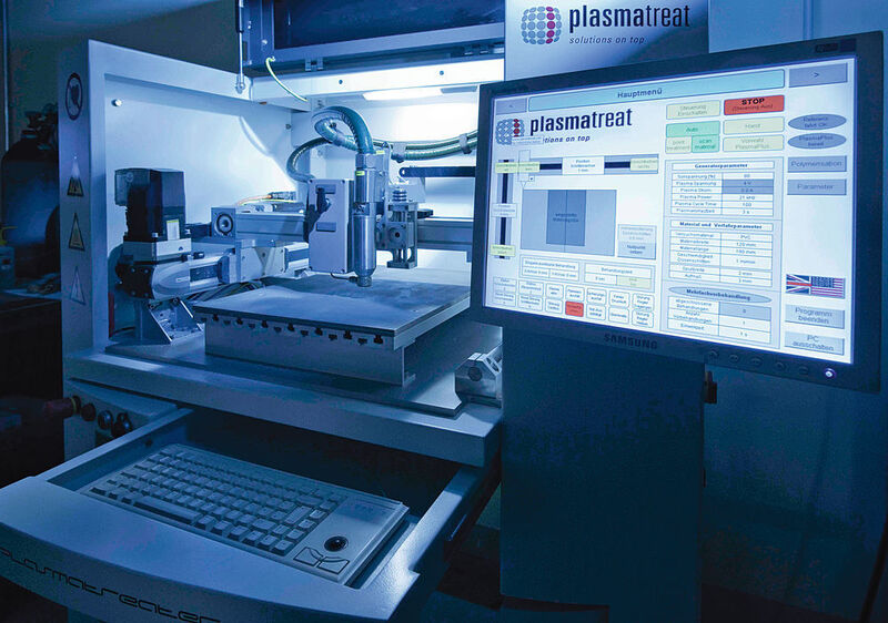 Plasmaanlage zur gezielten Veredelung und Optimierung von Produkten mit dem „vierten Aggregatzustand“. (Freudenberg Medical)