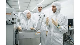 Lauren Riddiford, Aleš Hrabec et Jeffrey Brock (de gauche à droite) dans la salle blanche du Park Innovaare, juste à côté du PSI. C'est ici que sont créées les nouvelles structures magnétiques, qui sont modifiées de manière ciblée au laser.  (Source : Institut Paul Scherrer PSI/ Mahir Dzambegovic)