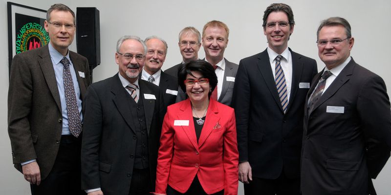 Sie alle feierten die regio iT: Landrat Sven-Georg Adenauer (Kreis Gütersloh), Städteregionsrat Helmut Etschenberg (Städteregion Aachen), regio iT Geschäftsführer Günter Herrmann (ehemaliger Vorstand Infokom), regio iT Geschäftsführer Dieter Rehfeld (ehemaliger Geschäftsführer regio iT aachen) Innenminister Ralf Jäger, Bürgermeisterin Maria Unger (Stadt Gütersloh), Oberbürgermeister Marcel Philipp (Stadt Aachen) und Landrat Günter Rosenke (Kreis Euskirchen)  (Foto: regio IT)